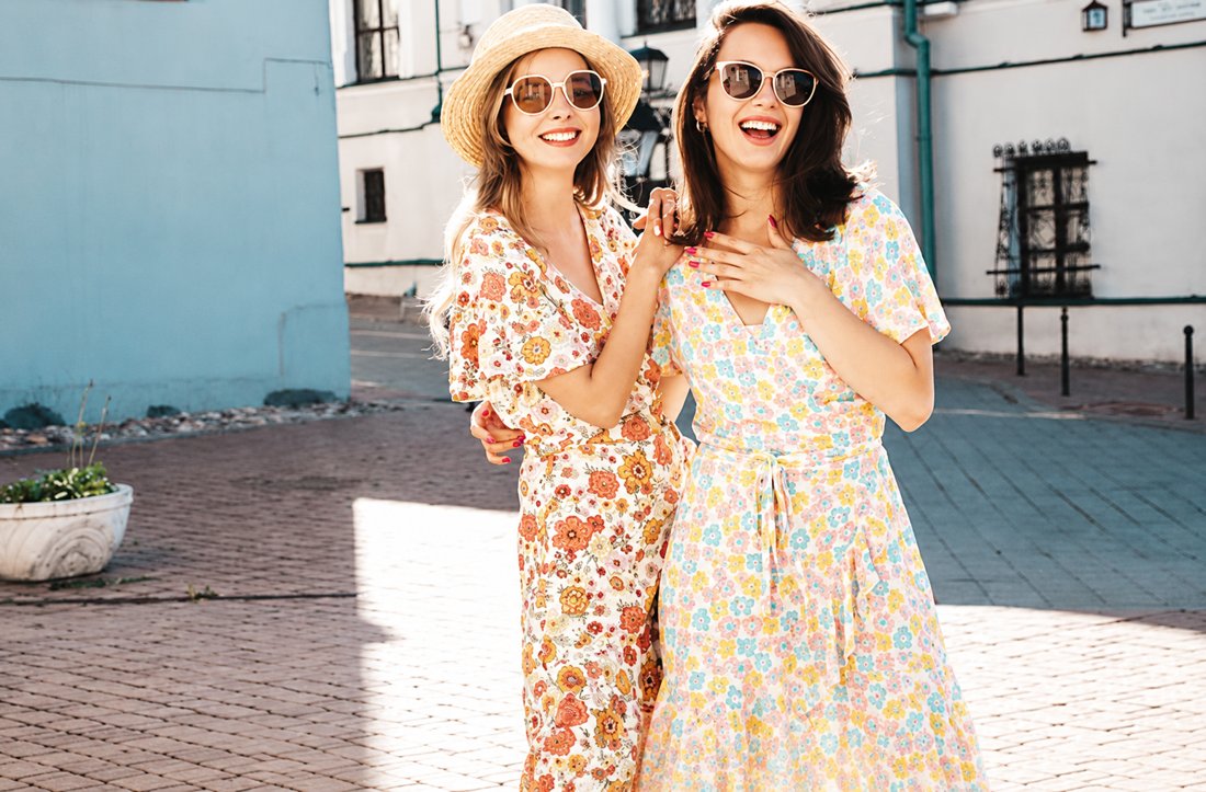 Dos mujeres disfrutando del verano, cómodas y sin molestias