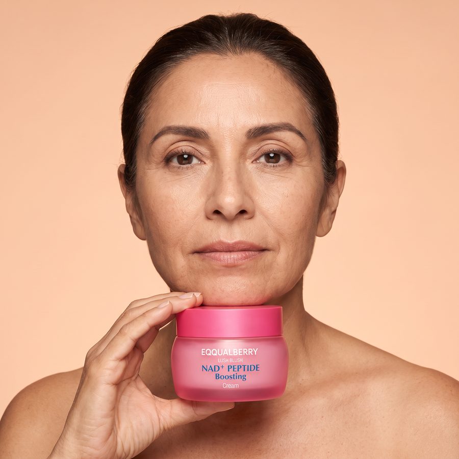 Mujer de unos 55 años sujetando el tarro de EQQUALBERRY junto al cuello