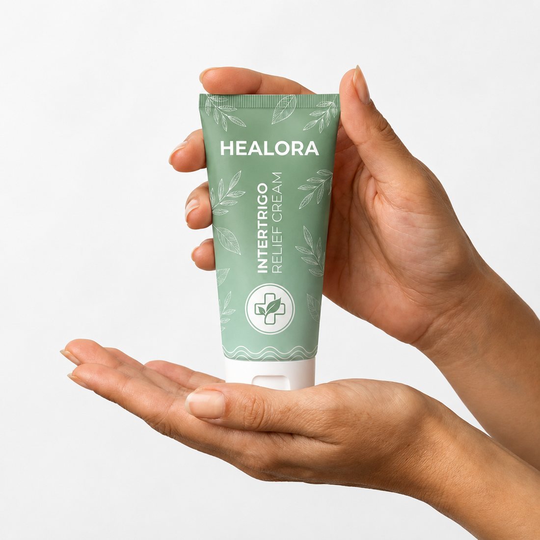 Intertrigo Relief Cream sostenida en la mano