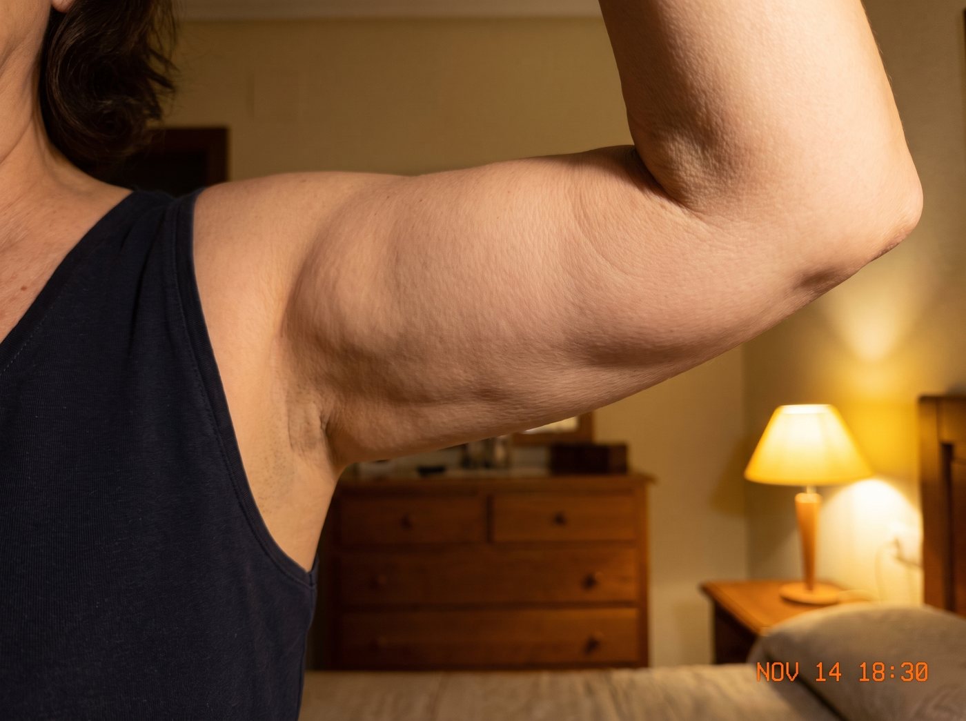 Foto casera del brazo levantado hecha con el móvil en casa