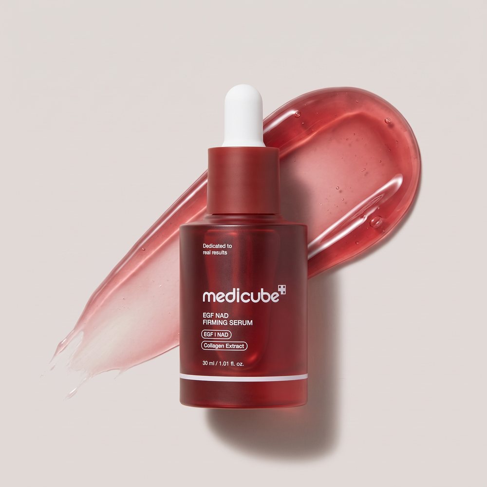 Sérum Reafirmante medicube junto a una muestra de su textura