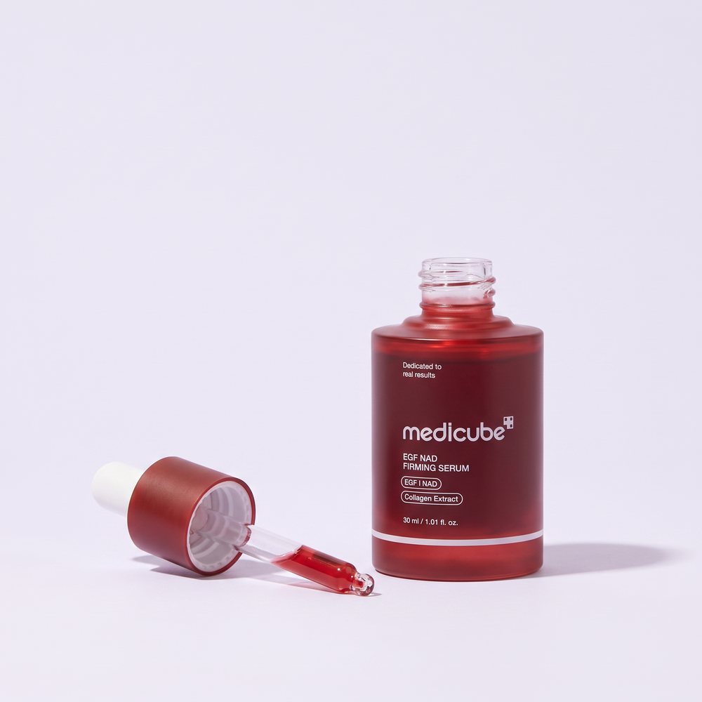 Frasco de medicube abierto con su cuentagotas al lado