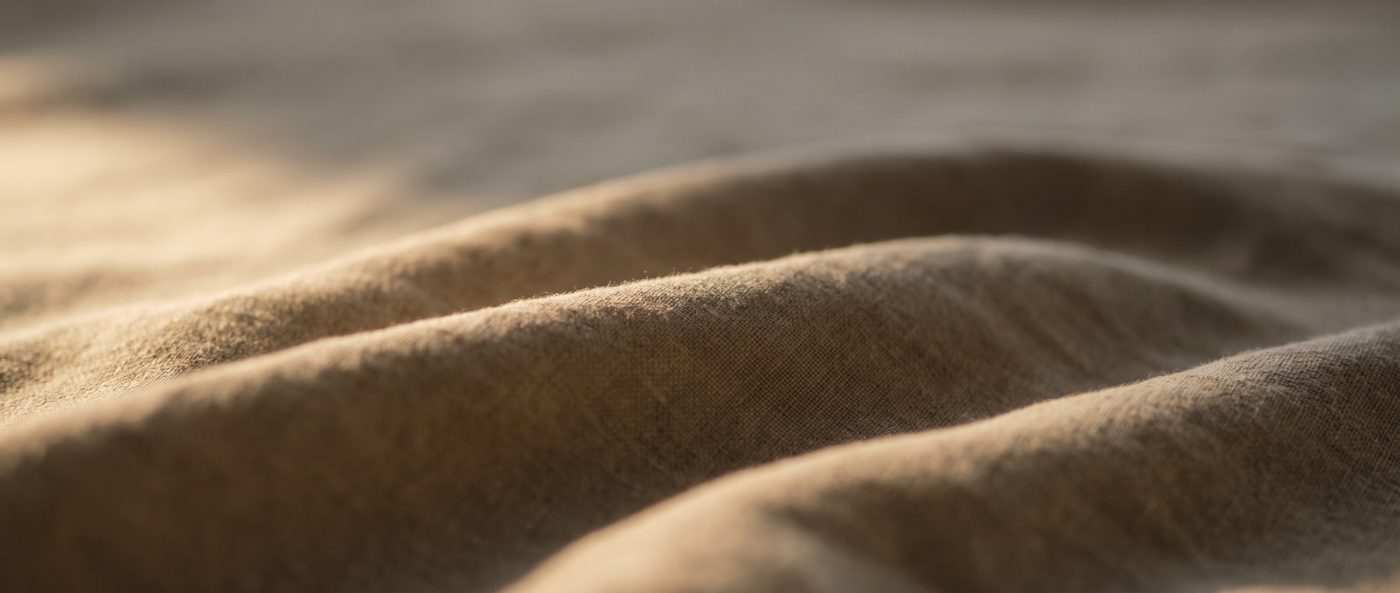 Detalle de la piel del cuello y el escote a contraluz