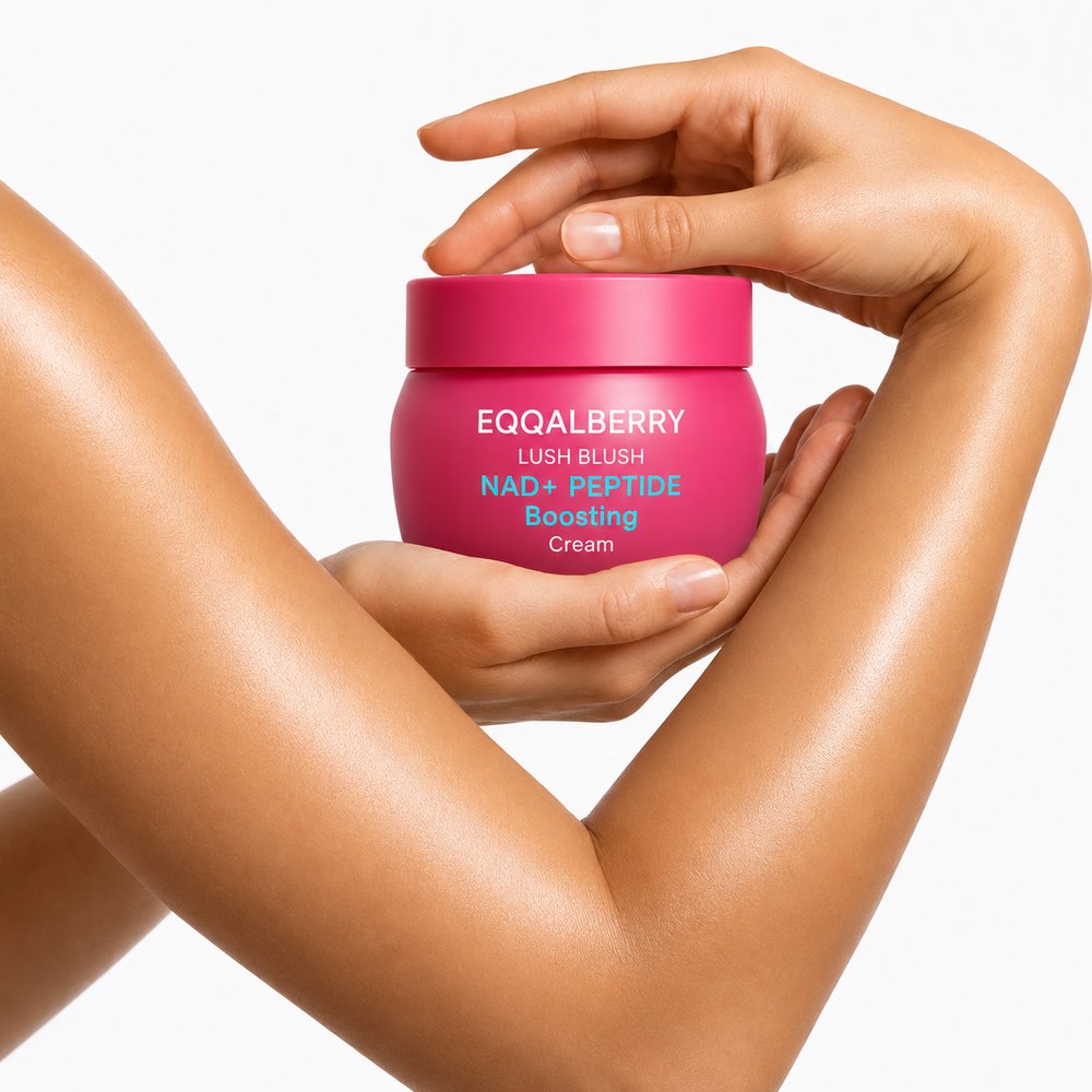 EQQUALBERRY NAD+ Peptide Boosting Cream en las manos