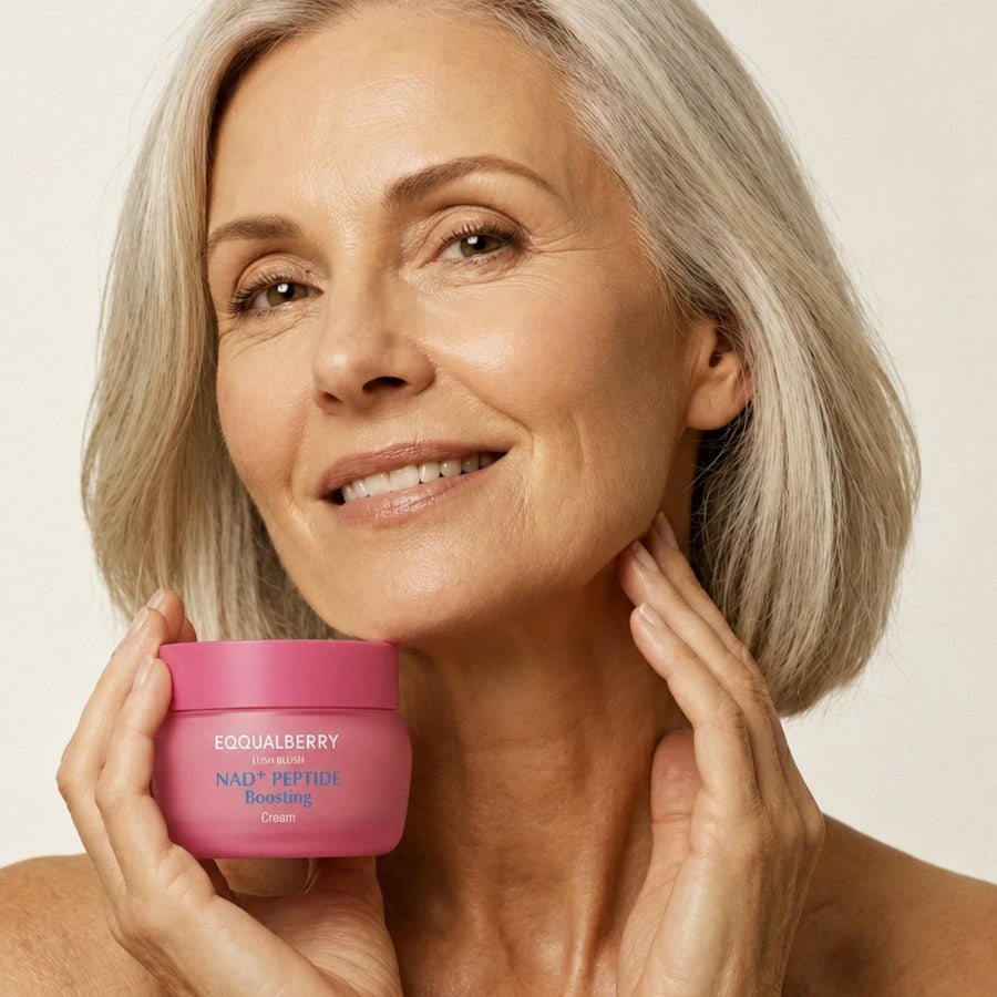 Mujer usando la crema reafirmante de cuello y papada
